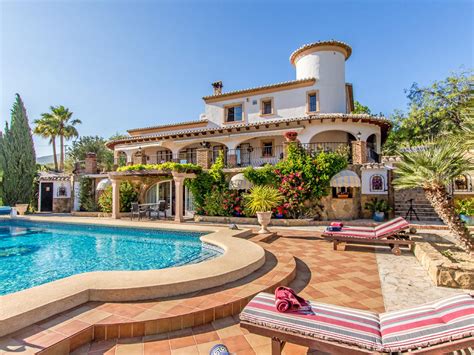 Property has 5 double bedrooms, 3 bathrooms WC, impressive lounge diner with fireplace, fully fitted kitchen with dining area, utility room. . Spanish finca for sale alicante